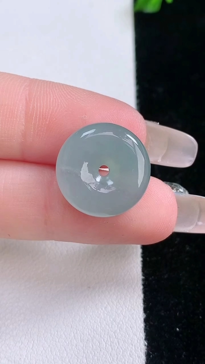 天然A货翡翠平安扣吊坠，尺寸16.5-4.9，重量:3.30g
3月7日