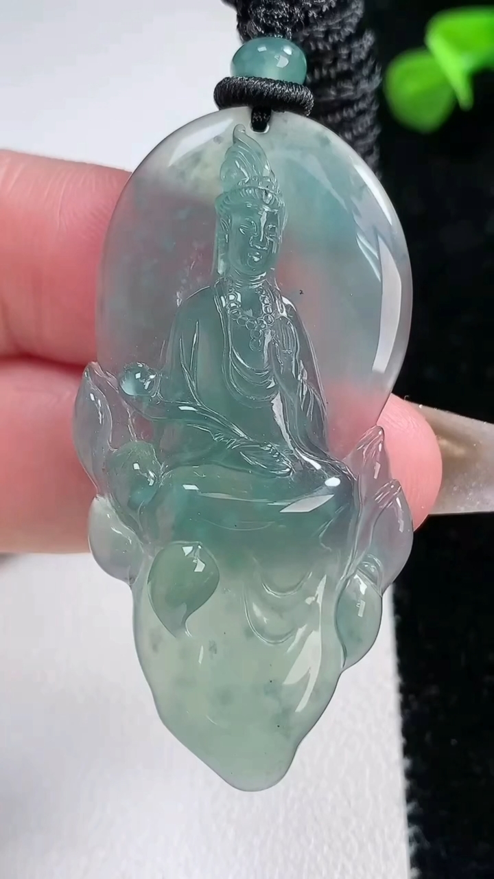 天然A货翡翠冰种蓝水观音菩萨吊坠，尺寸51-23.9-6.2，重量14.02g
3月7日