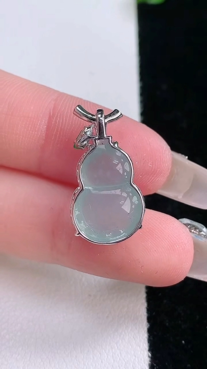 天然A货翡翠葫芦吊坠，尺寸17-12.2-7.1，重量:3.44g
3月7日