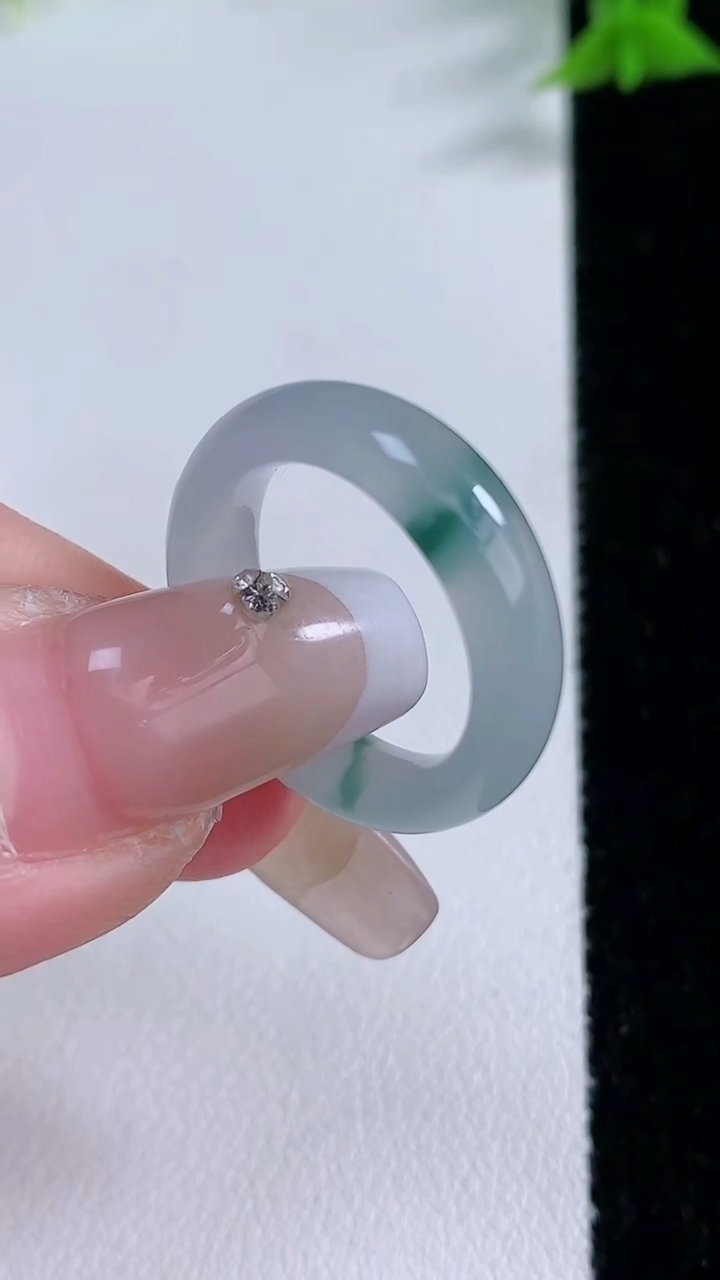 天然A货翡翠冰种飘花指环戒指，尺寸16-5.3-3.2，重量:3.21g2026年3月7日
工厂直销收藏佳品,种好水足，色泽均匀，有种有色，上手高大气！