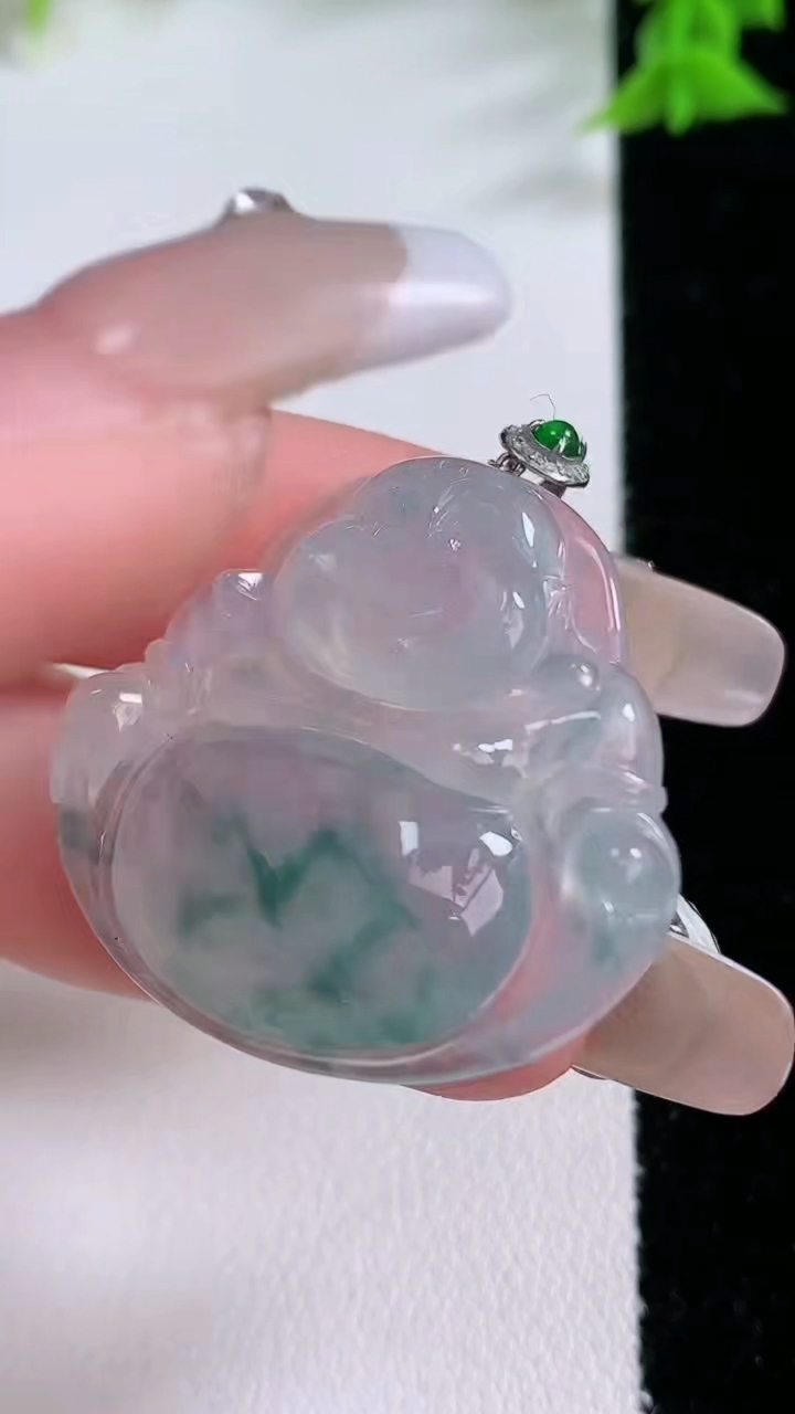 天然A货翡翠种飘花佛公吊坠，尺寸30.7-32.2-5.8，重量:9.33g
3月7日