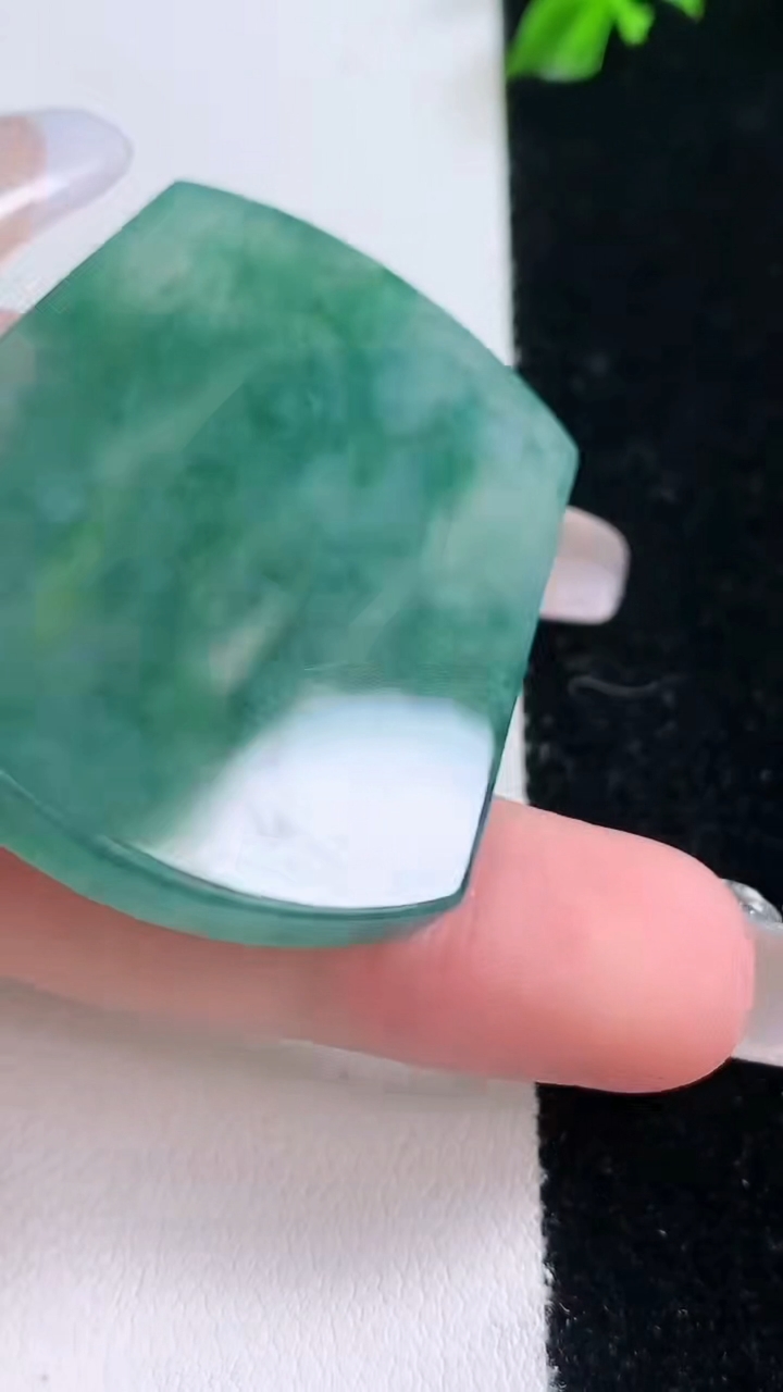 天然A货翡翠飘花无事牌镶嵌件，尺寸43.6-35-4.5，重量:20.00g
3月7日