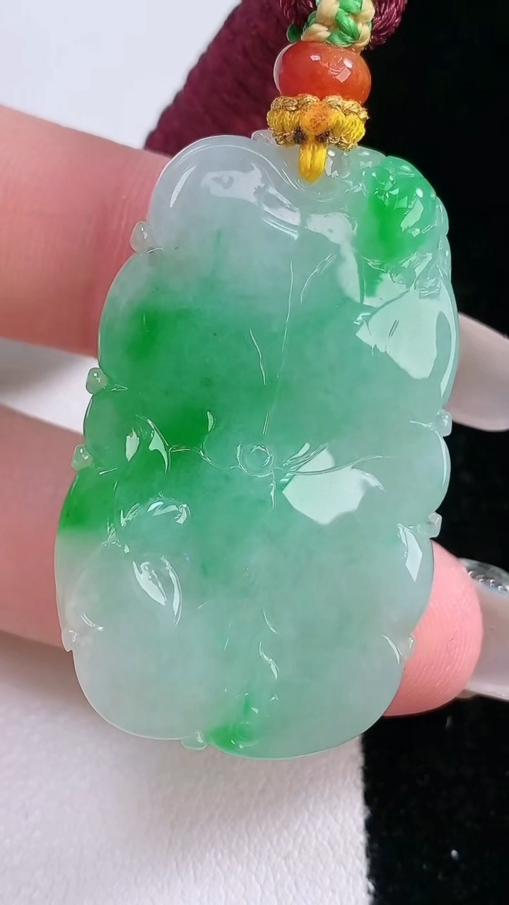 天然A货翡翠和和美美 荷叶鱼吊坠，尺寸40.5-23.2-8，重量:18.36g
3月7日