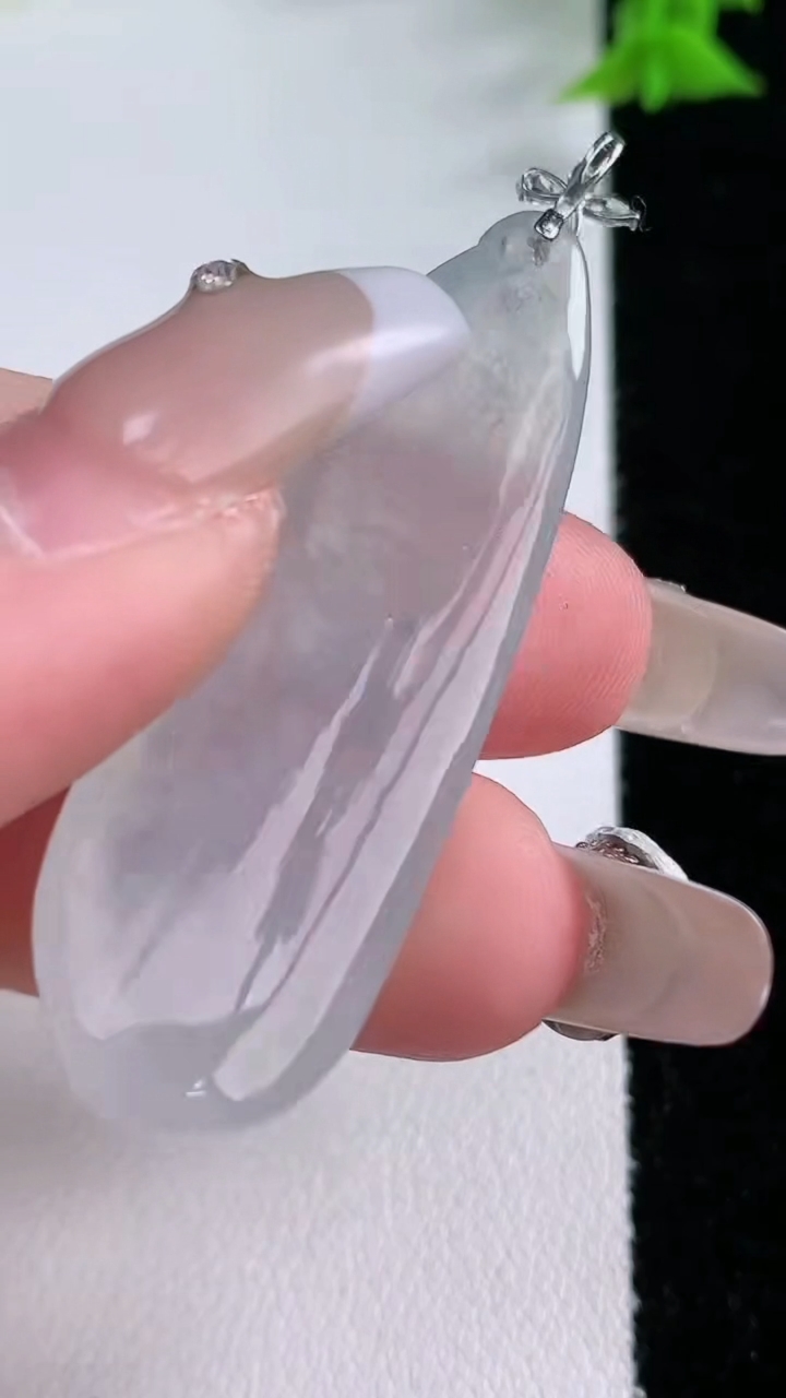 天然A货翡翠福瓜吊坠，尺寸46.2-15.6-7.3，重量:9.66g
3月7日