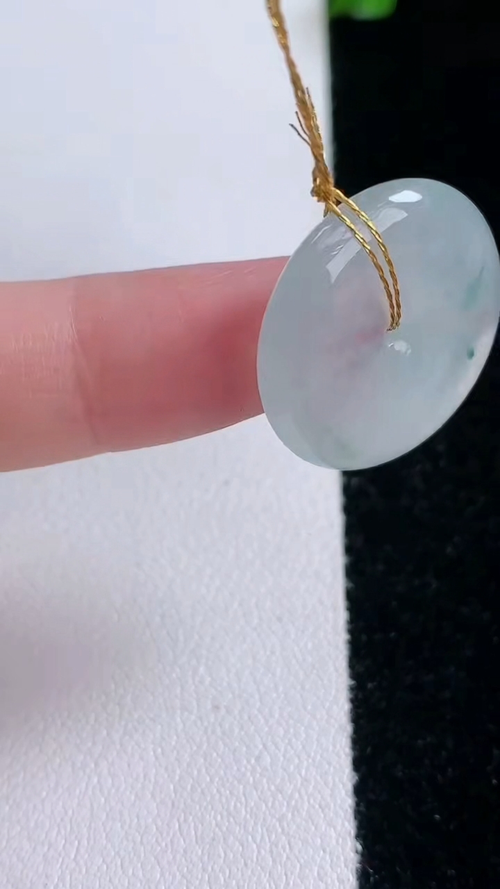 天然A货翡翠冰种飘花平安扣吊坠，尺寸21.3-4.2，重量:4.40g
3月7日