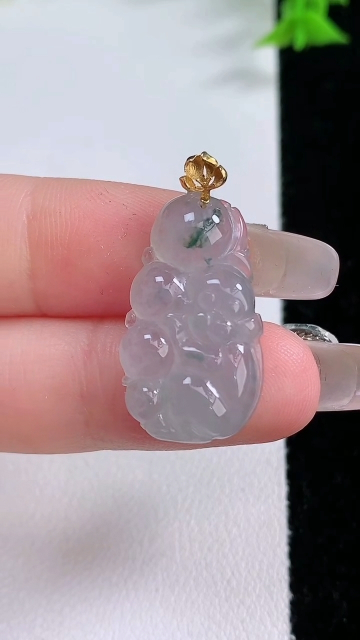 天然A货翡翠种飘花生肖猴吊坠，尺寸23.4-14-4.7，重量:3.53g
3月7日