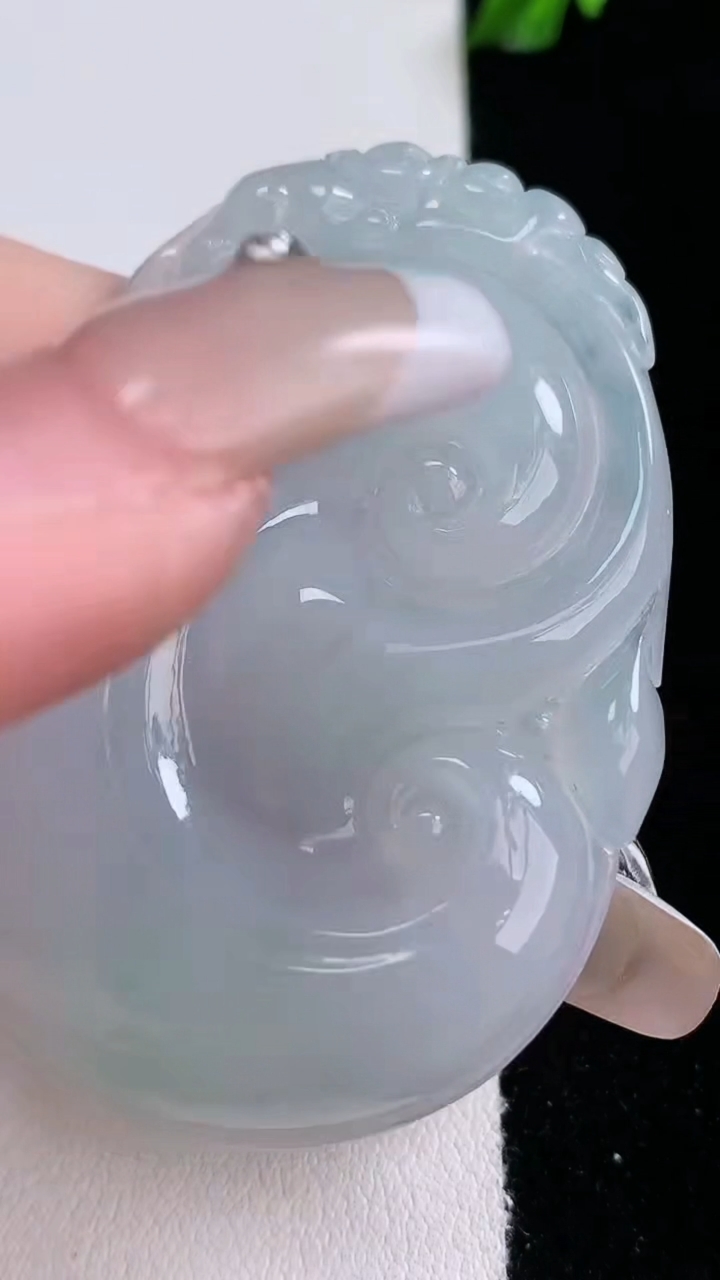 天然A货翡翠如意吊坠，尺寸54-38.4-5，重量:25.43g
3月7日