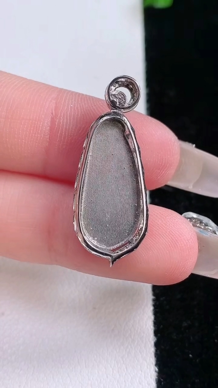 天然A货翡翠福豆吊坠，尺寸29.6-11.4-5.4，裸石19.8-9.3重量:2.81g
3月7日