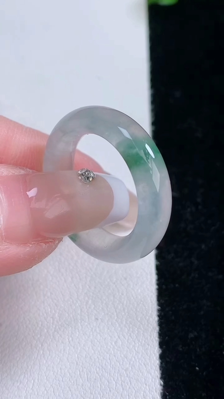 天然A货翡翠冰种飘花指环戒指，尺寸17.4-5.6-4，重量:4.28g2026年3月7日
工厂直销