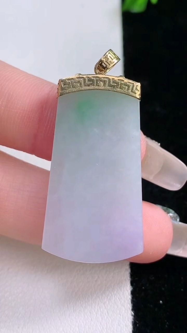 天然A货翡翠无事牌吊坠，尺寸36.3-19.3-3.4，重量:8.40g
3月7日