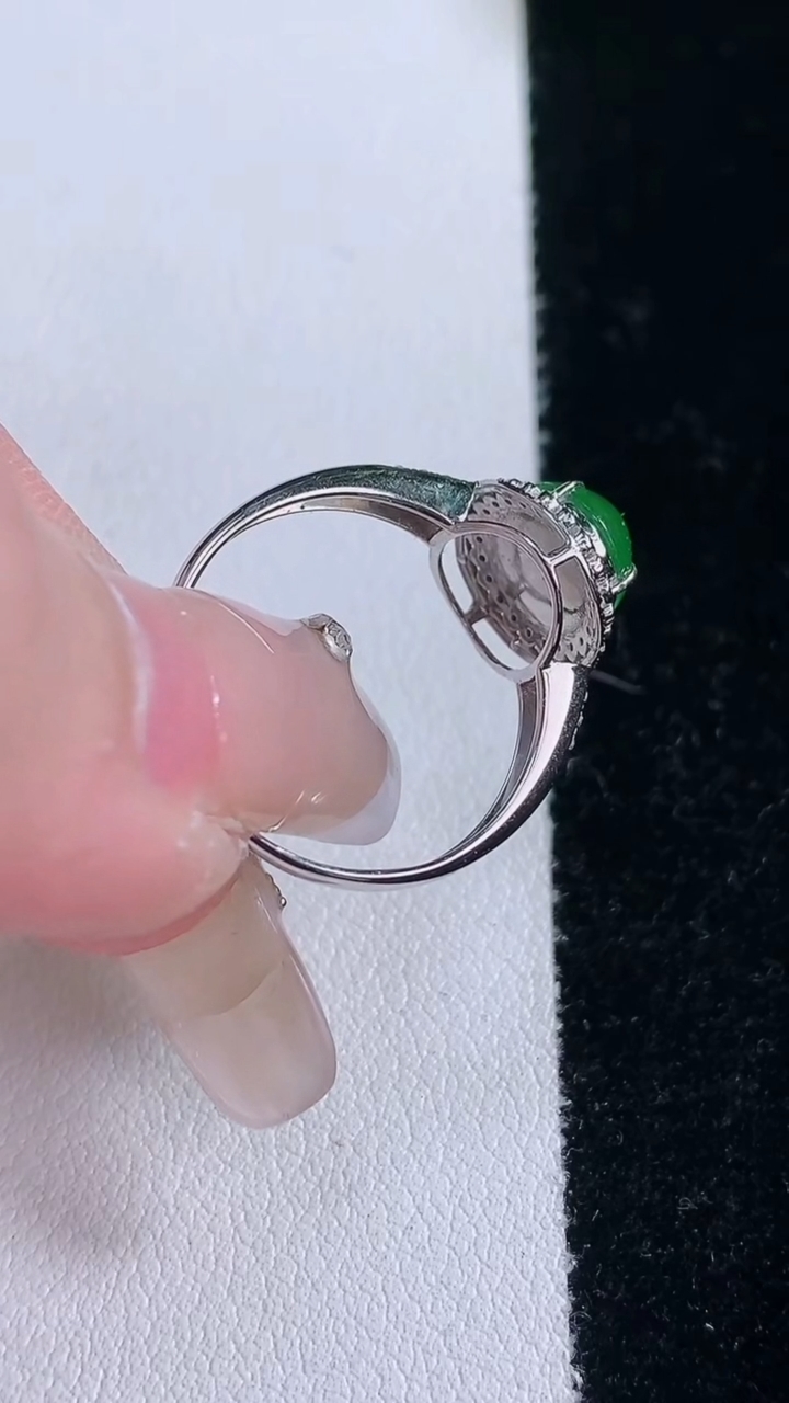 天然A货翡翠蛋面戒指，尺寸17.8-8.4-7-6.8，重量:2.41g2026年3月7日
工厂直销收藏佳品,种好水足，色泽均匀，有种有色，上手高大气！