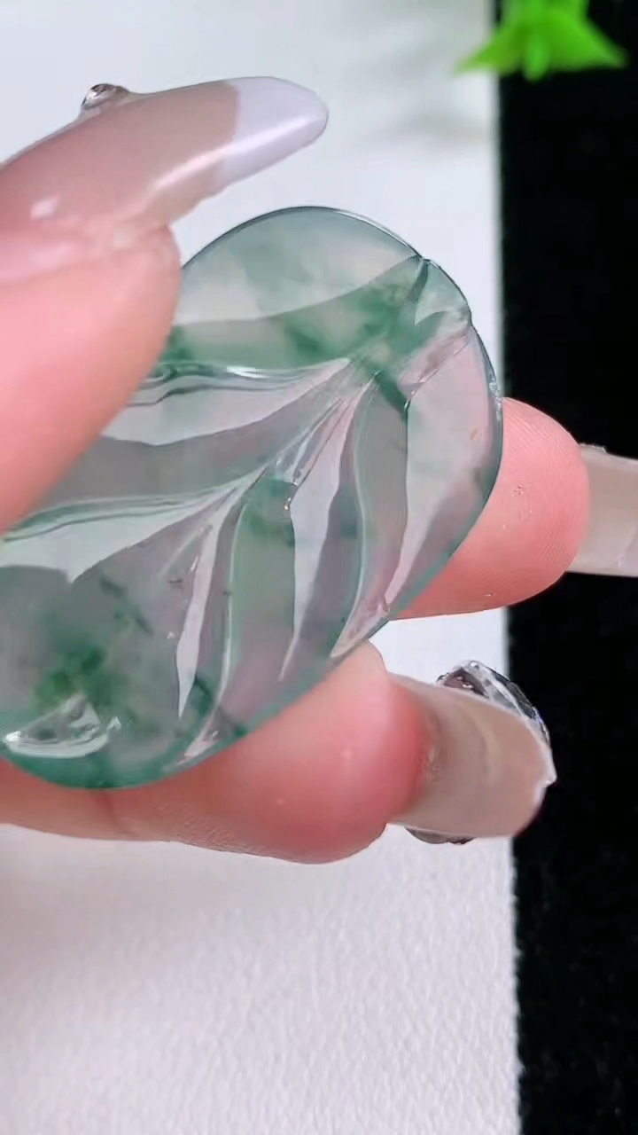 天然A货翡翠冰种飘花金枝玉叶 叶子吊坠，尺寸34-21.4-3.4，重量:4.68g
3月7日