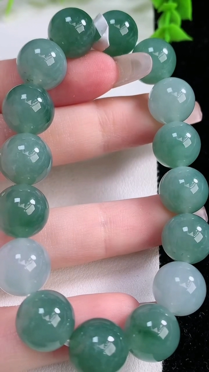 天然A货翡翠圆珠手串，尺寸12-16颗，重量:50.30g3月7日
工厂直销收藏佳品,种好水足，色泽均匀，有种有色，上手高大气！
