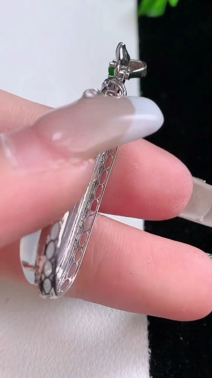 天然A货翡翠种白冰福瓜吊坠，尺寸45.6-14.3-8，裸石32.4-11.2重量:6.47g
3月7日