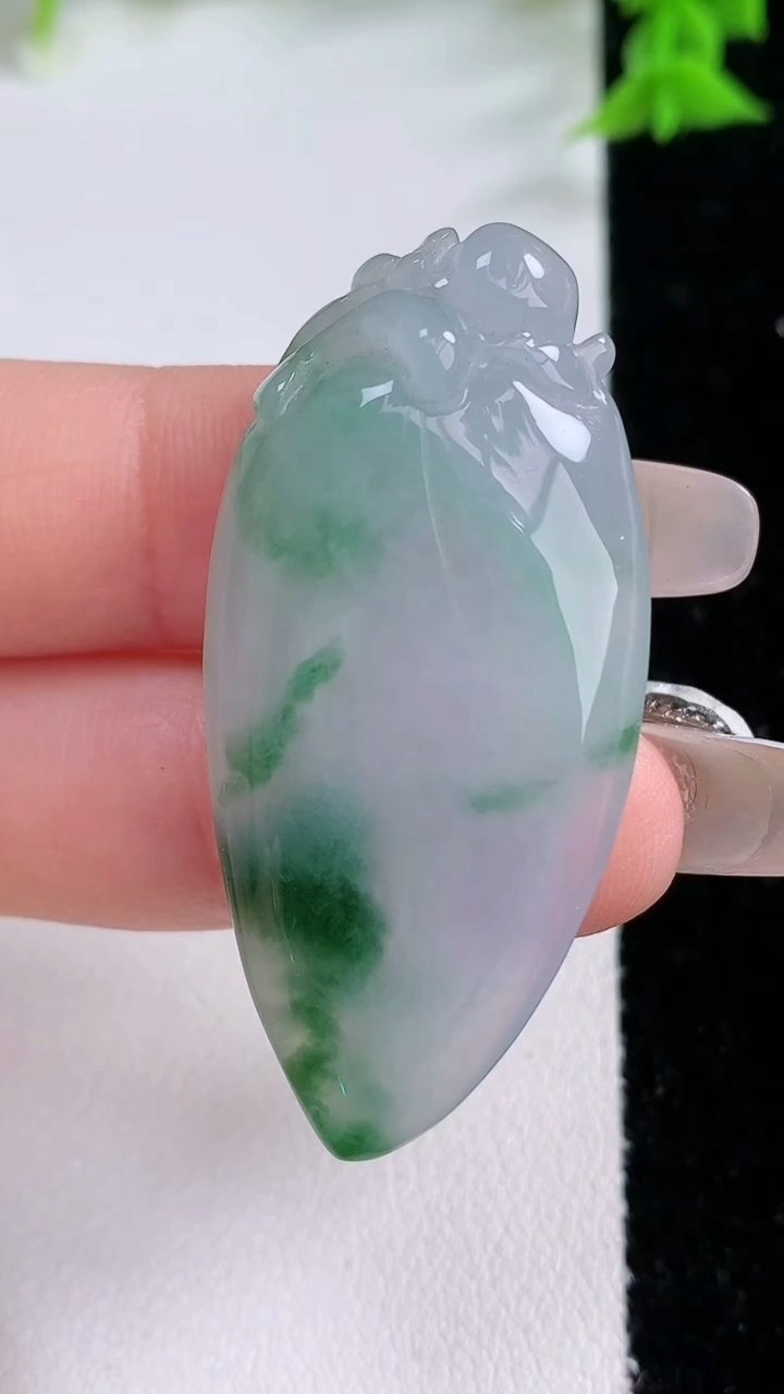 天然A货翡翠冰种飘花福瓜吊坠，尺寸46-20.7-8.7，重量:12.79g
3月7日