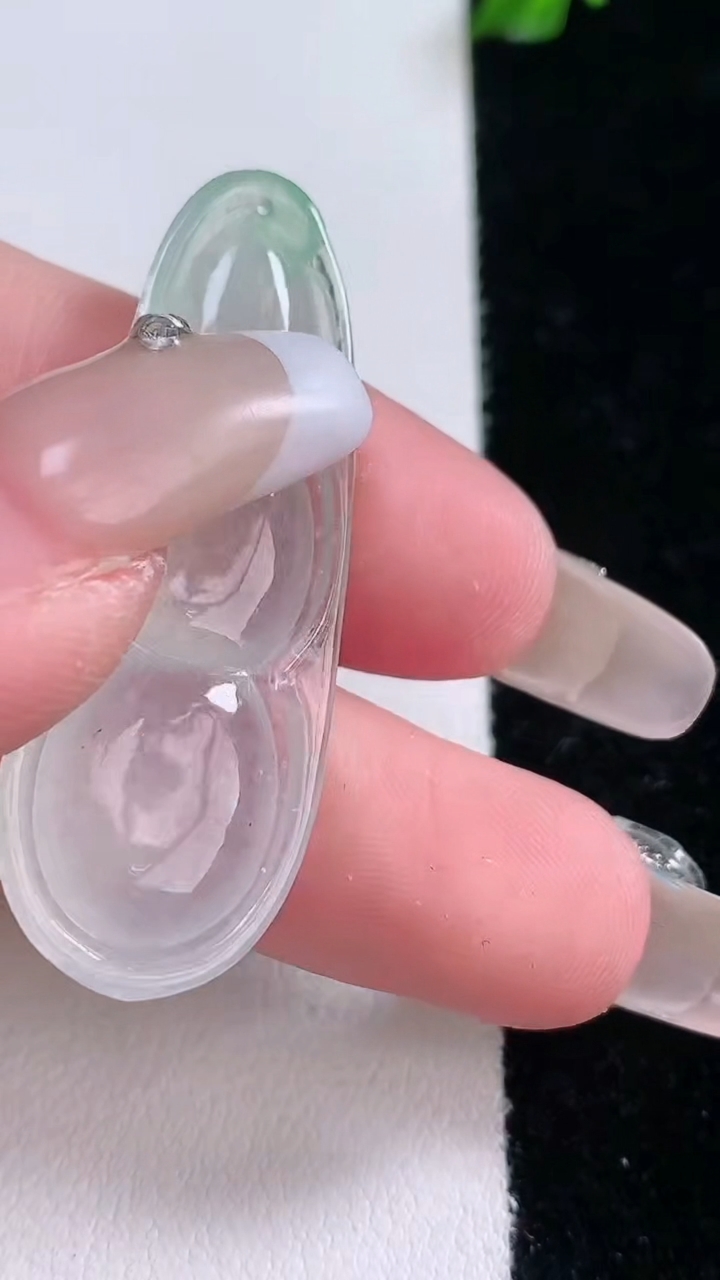 天然A货翡翠福豆吊坠，尺寸43.2-15.3-6.3，重量:6.70g
3月7日