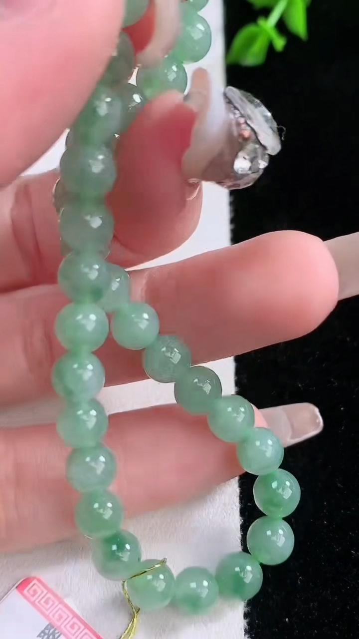 天然A货翡翠圆珠手串，尺寸5.8-30颗，重量:11.44g3月7日
工厂直销收藏佳品,种好水足，色泽均匀，有种有色，上手高大气！