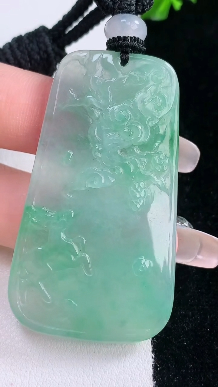 天然A货翡翠梅花鹿吊坠，尺寸54.3-30.2-5，重量:25.25g
3月7日