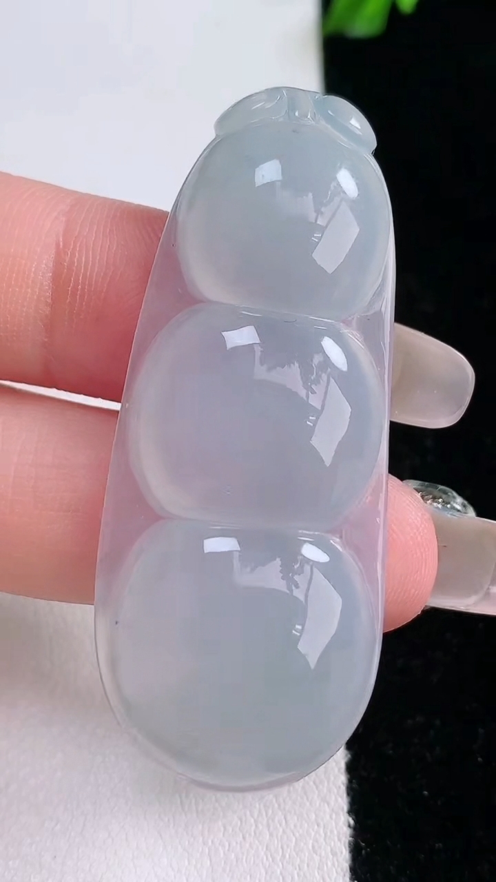 天然A货翡翠福豆吊坠，尺寸51-20.6-6.2，重量:12.13g
3月7日