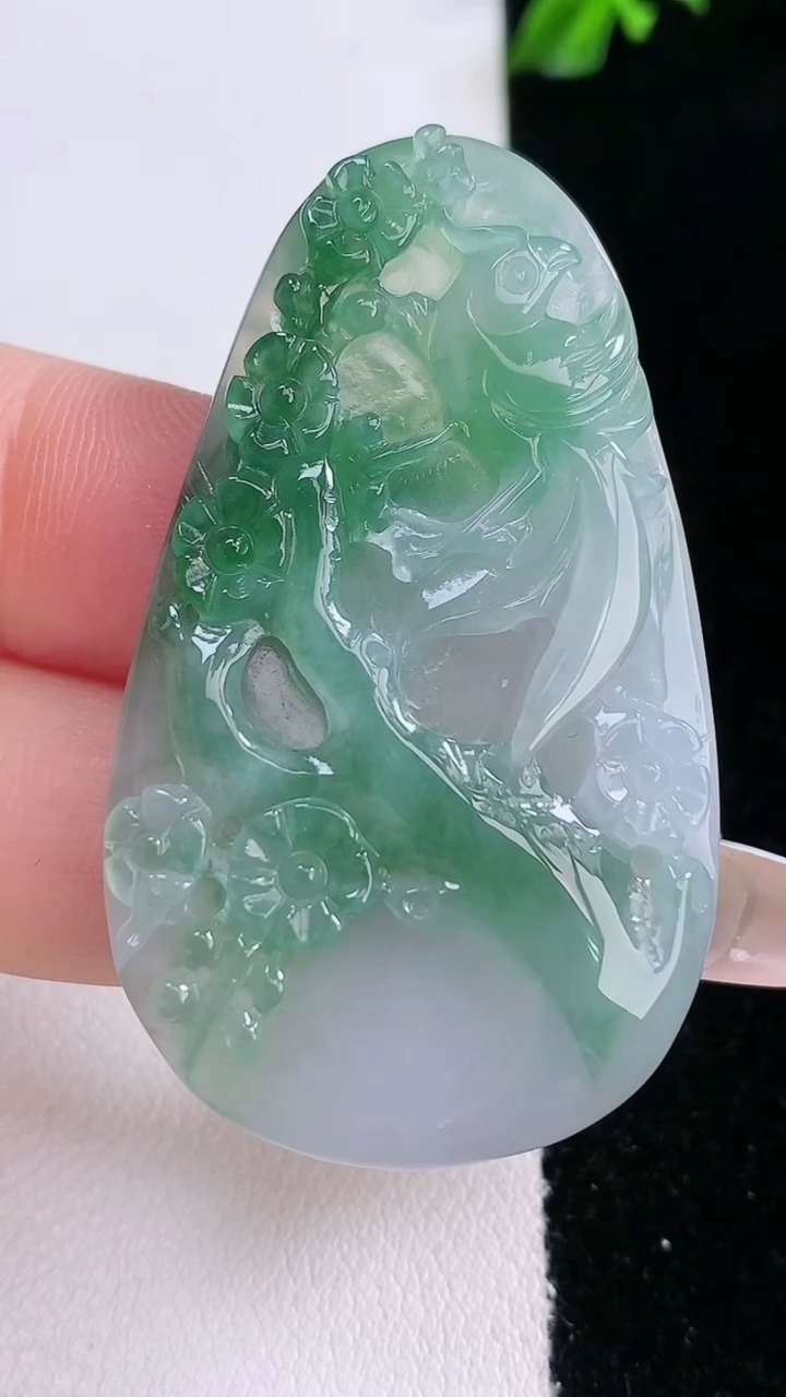 天然A货翡翠鸟语花香吊坠，尺寸47.8-28.3-4.5，重量:13.01g
3月7日