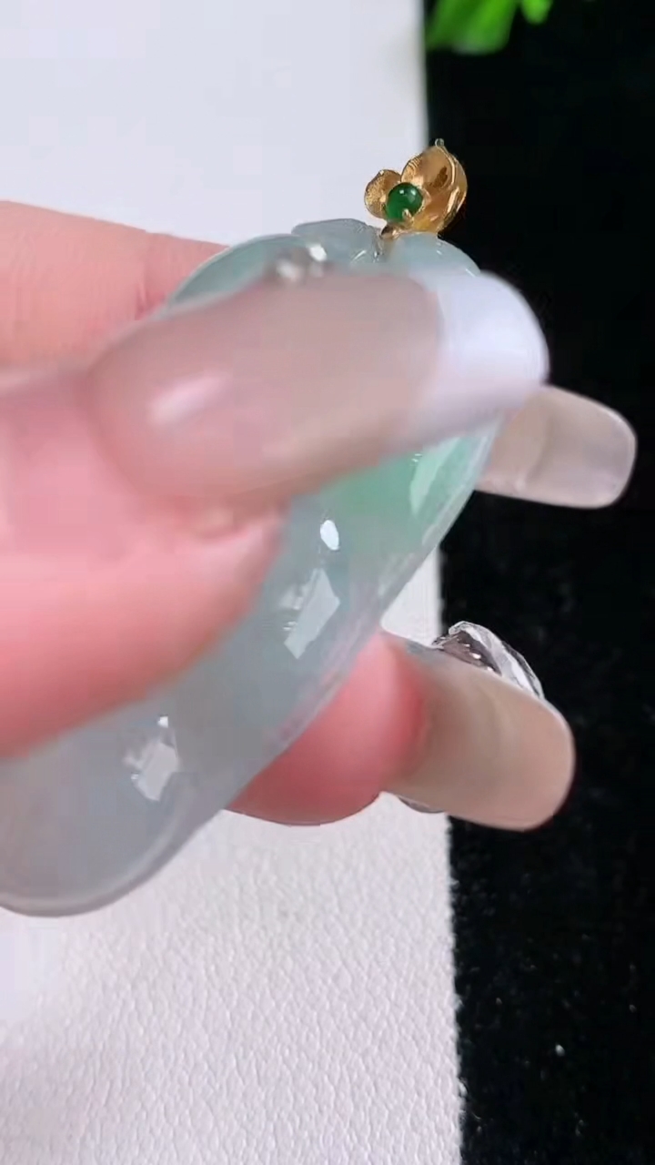 天然A货翡翠金枝玉叶 叶子吊坠，尺寸41.5-25.2-4.7，重量:11.23g
3月7日