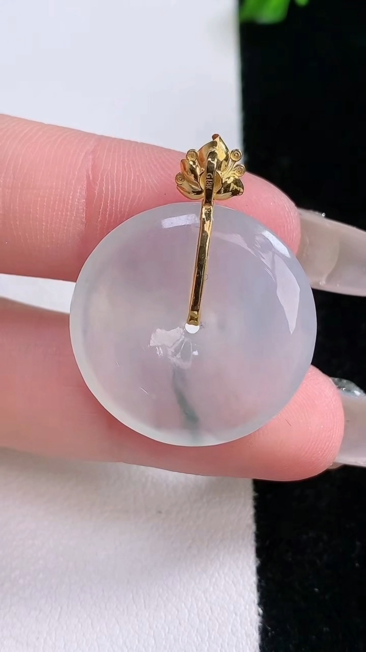 天然A货翡翠种飘花平安扣吊坠，尺寸24-4.8，重量:5.88g
3月7日