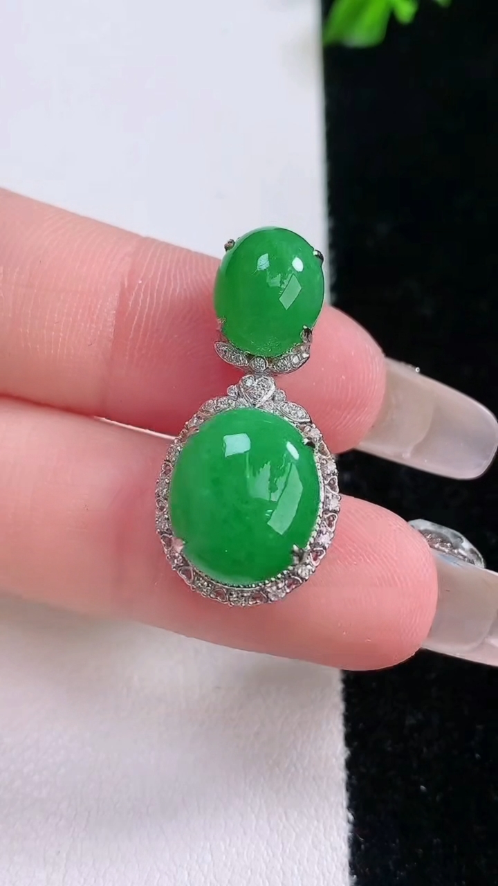 天然A货翡翠蛋面吊坠，尺寸28-13.6-7.8，裸石12-10.3重量:3.59g
3月7日