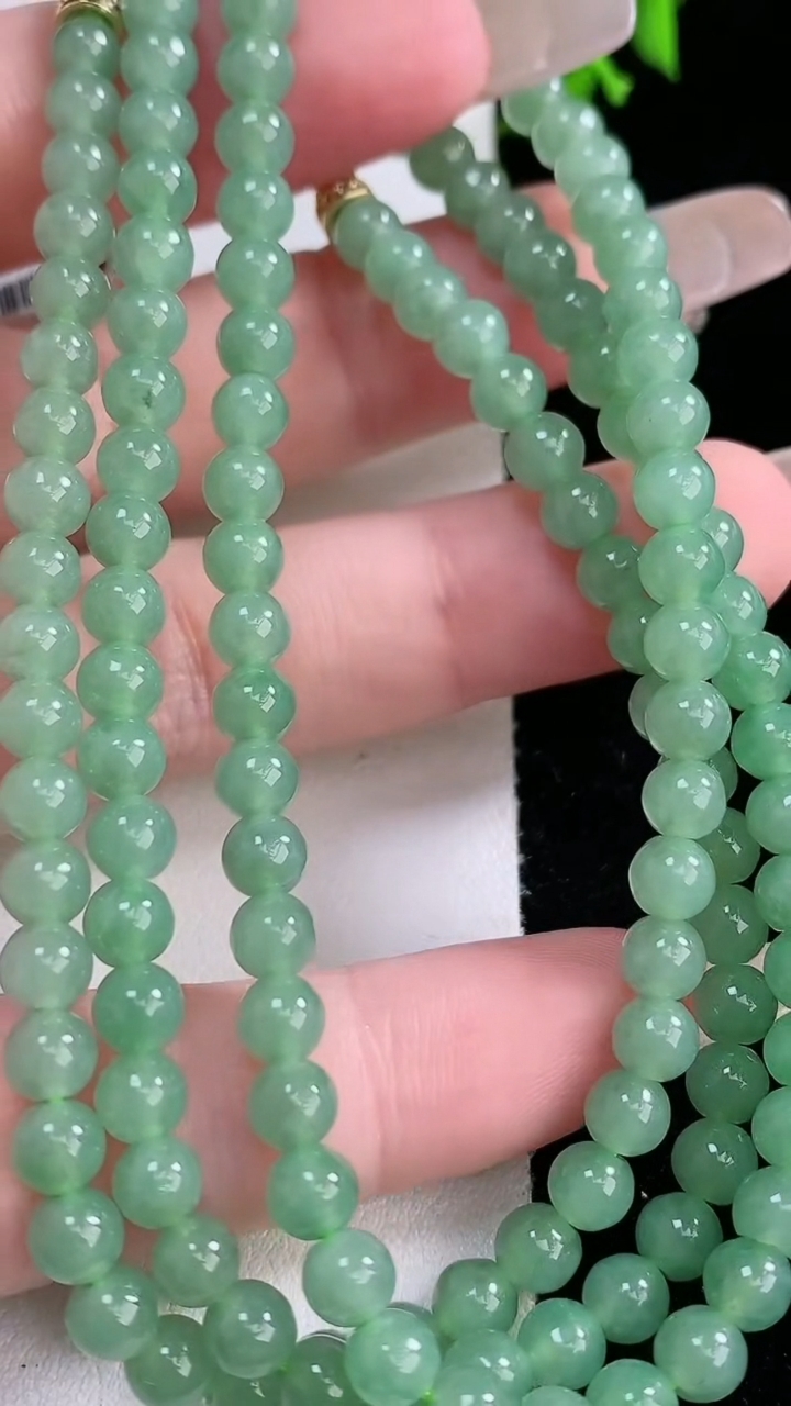 天然A货翡翠圆珠项链，尺寸4.5-138颗，重量:27.09g3月7日
工厂直销收藏佳品,种好水足，色泽均匀，有种有色，上手高大气！