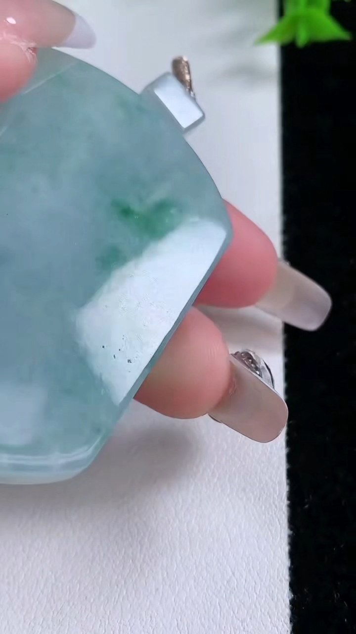 天然A货翡翠飘花无事牌吊坠，尺寸54.3-41.2-6.4，重量:44.21g
3月7日