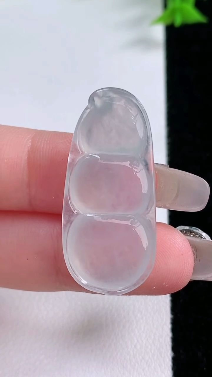 天然A货翡翠福豆吊坠，尺寸34-15.4-5.8，重量:5.64g
3月7日