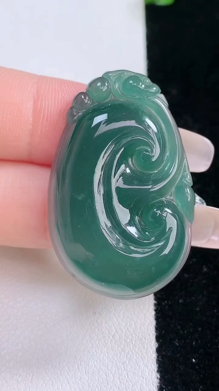 天然A货翡翠如意吊坠，尺寸37.8-23.6-5.4，重量:9.36g
3月7日