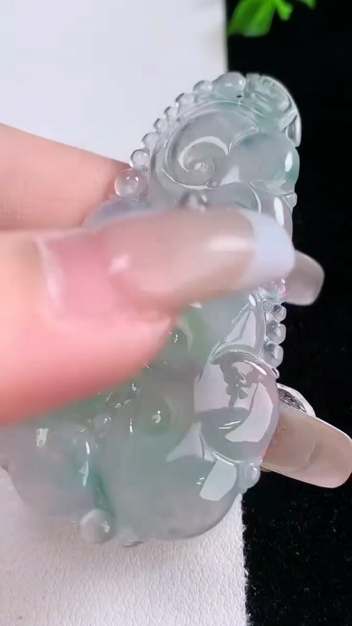 天然A货翡翠冰种飘花如意吊坠，尺寸58.4-31-4，重量:11.54g
3月7日