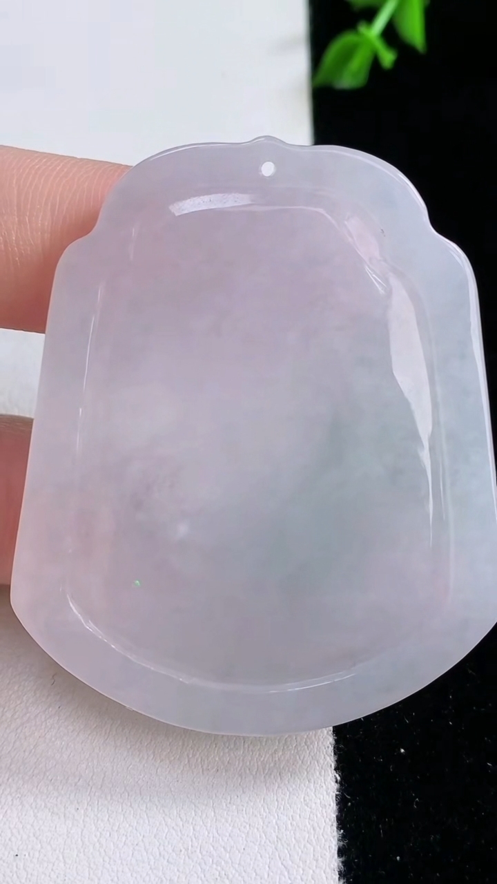 天然A货翡翠不动明王吊坠，尺寸51.2-43.6-5.6，重量:26.24g
3月7日