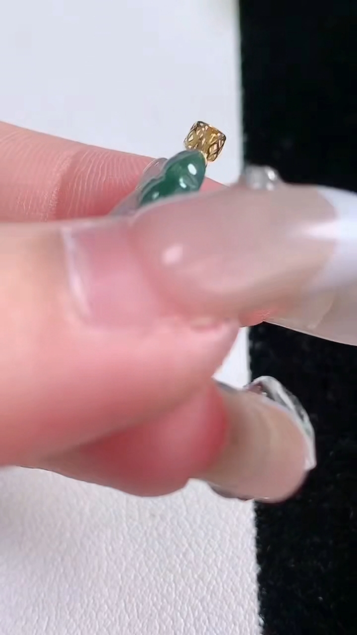 天然A货翡翠种飘花如意吊坠，尺寸30.5-15-3.3，重量:3.67g
3月7日