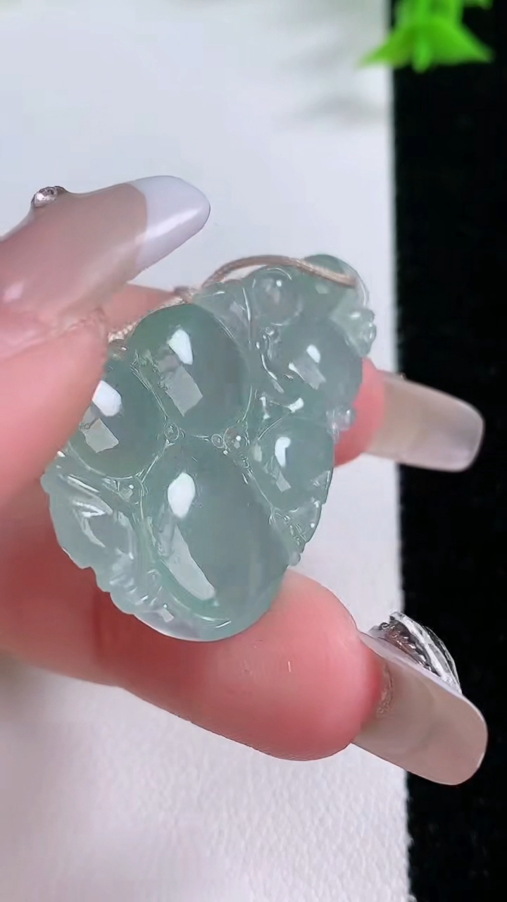 天然A货翡翠生肖猴吊坠，尺寸39.8-22.8-5.2，重量:7.37g
3月7日