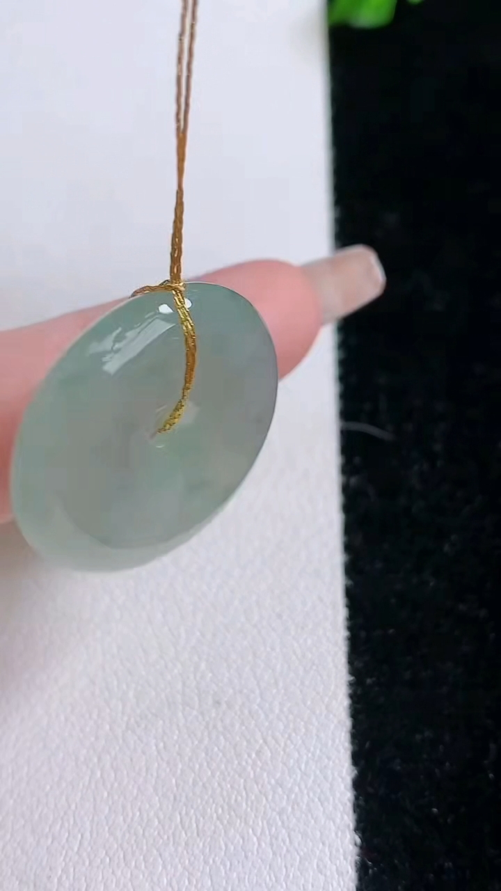 天然A货翡翠冰种飘花平安扣吊坠，尺寸23.8-5.4，重量:7.00g
3月7日