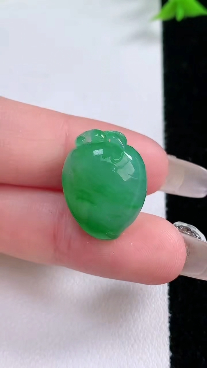 天然A货翡翠寿桃吊坠，尺寸20.2-15.5-11，重量:5.45g
3月7日