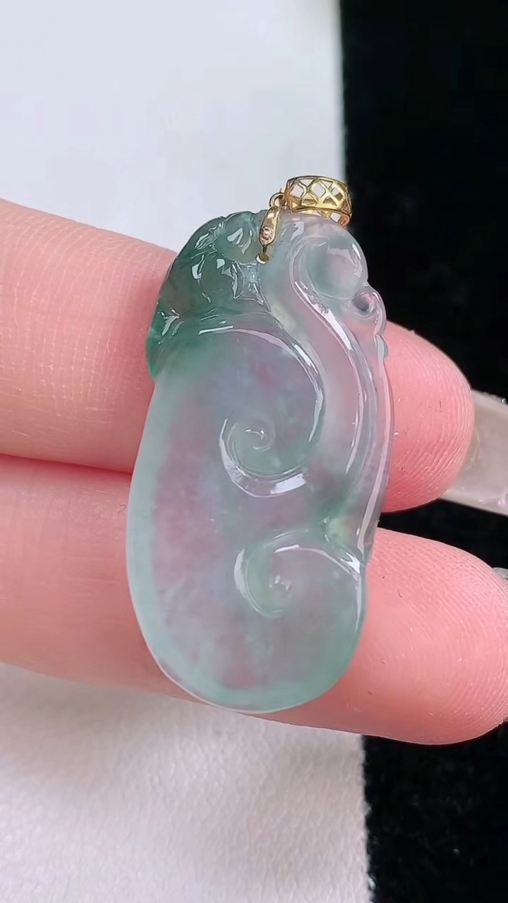 天然A货翡翠种飘花如意吊坠，尺寸30.5-15-3.3，重量:3.67g
3月7日