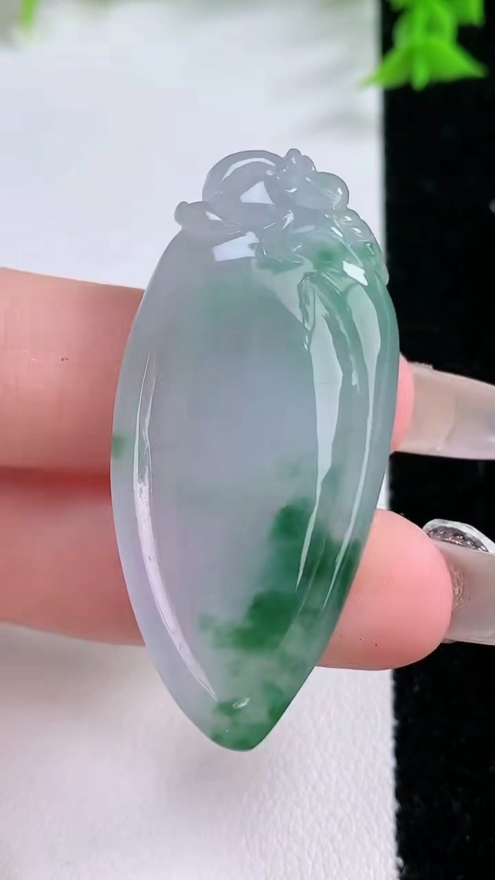 天然A货翡翠冰种飘花福瓜吊坠，尺寸46-20.7-8.7，重量:12.79g
3月7日