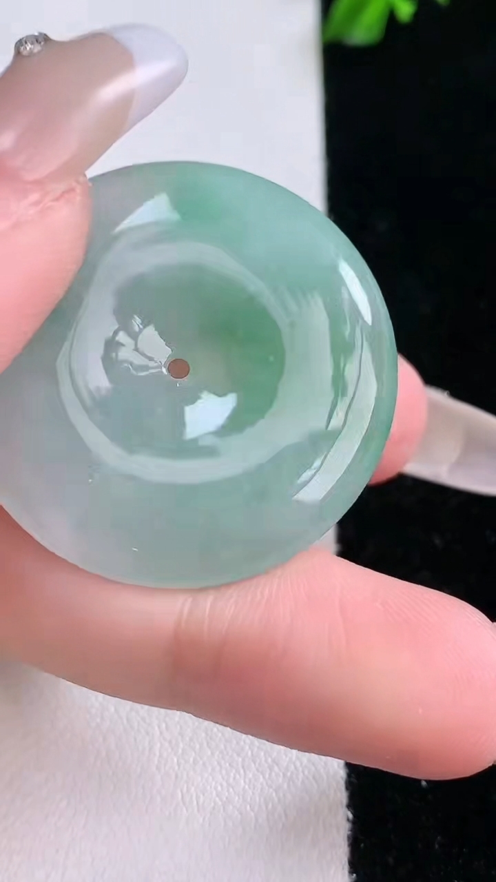 天然A货翡翠平安扣吊坠，尺寸32.4-5.2，重量:12.50g
3月7日