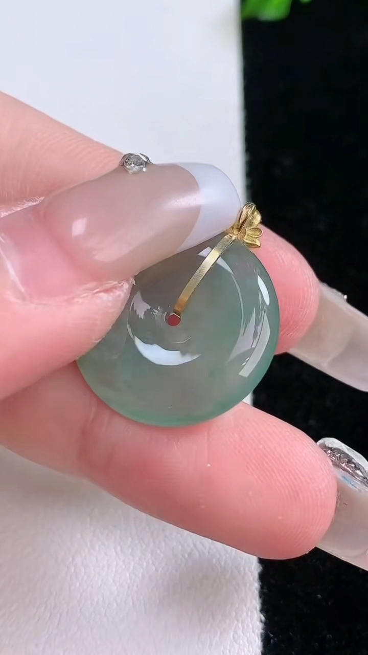 天然A货翡翠平安扣吊坠，尺寸20-3.7，重量:3.31g
3月7日