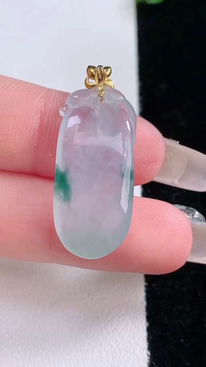 天然A货翡翠种飘花福瓜吊坠，尺寸26.6-12.7-5.6，重量:4.21g
3月7日