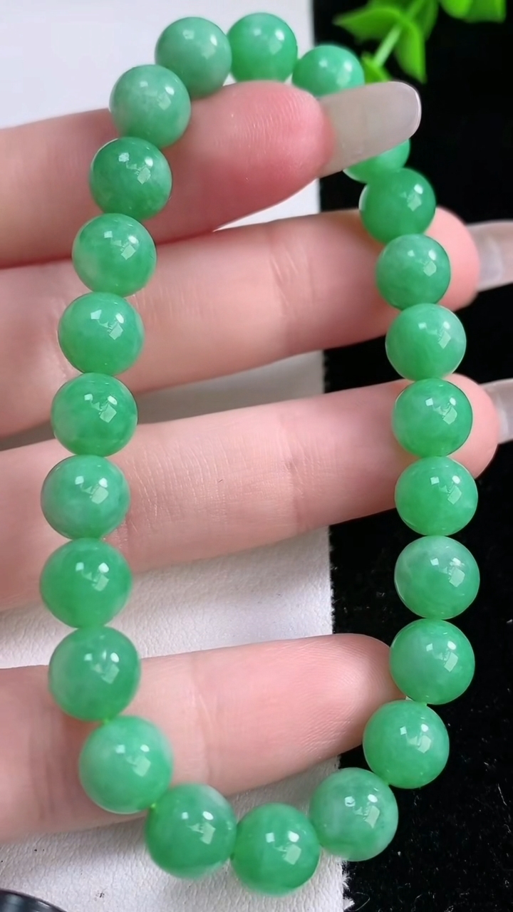 天然A货翡翠圆珠手串，尺寸7.8-24颗，重量:20.70g3月7日
工厂直销收藏佳品,种好水足，色泽均匀，有种有色，上手高大气！