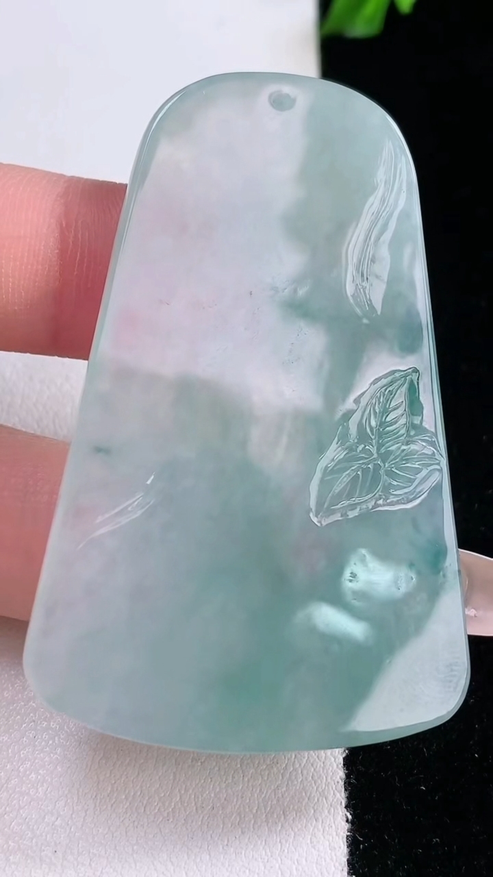 天然A货翡翠飘花阿弥陀佛吊坠，尺寸54.6-33-5.2，重量:20.08g
3月7日