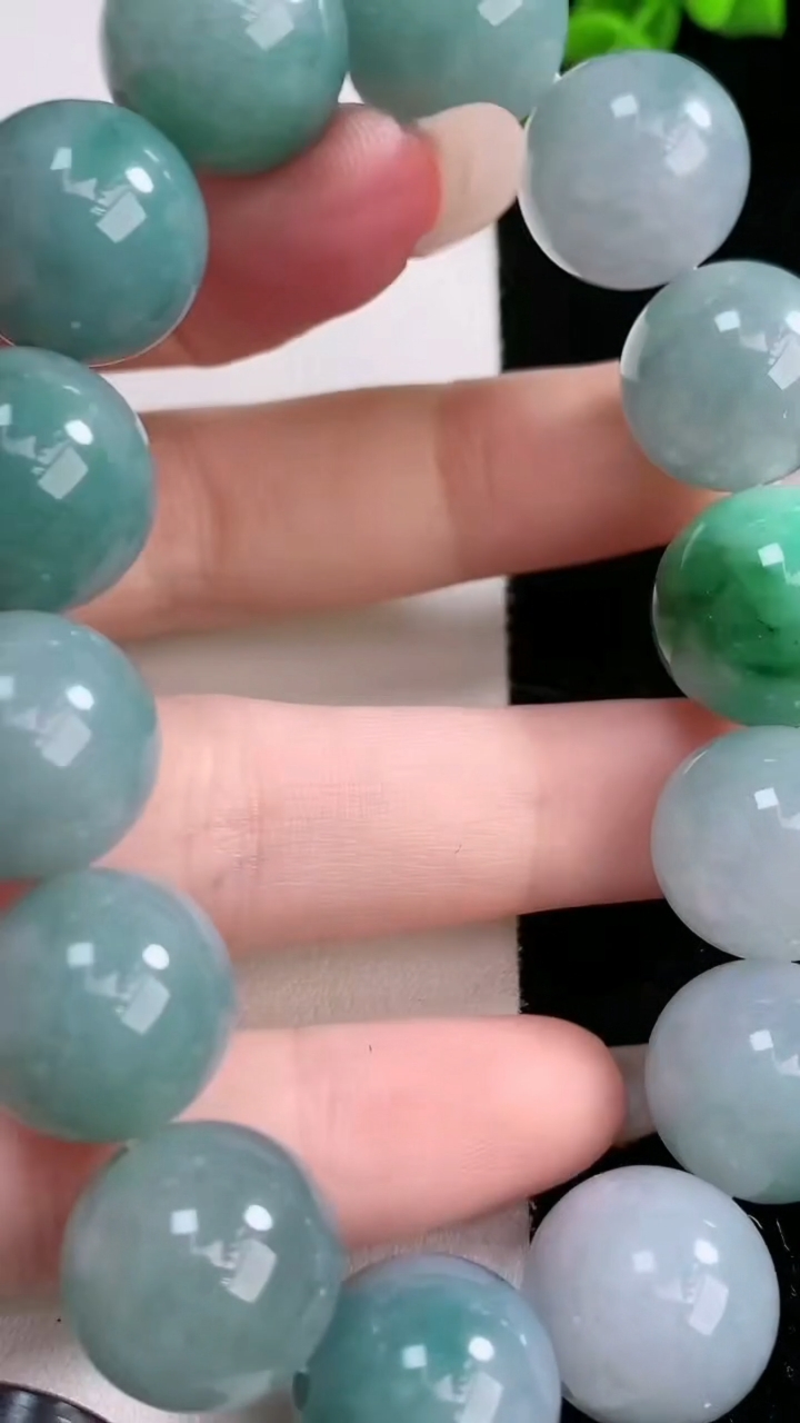 天然A货翡翠圆珠手串，尺寸14.7-14颗重量:7.83g3月7日
工厂直销收藏佳品,种好水足，色泽均匀，有种有色，上手高大气！