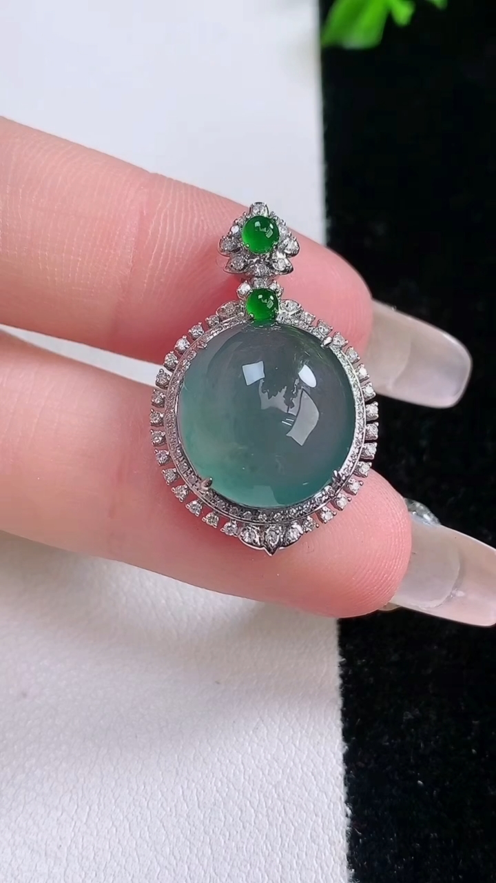 天然A货翡翠18K金蓝水蛋面吊坠，尺寸28-17.8-9.5，裸石14-13.2重量:3.85g
3