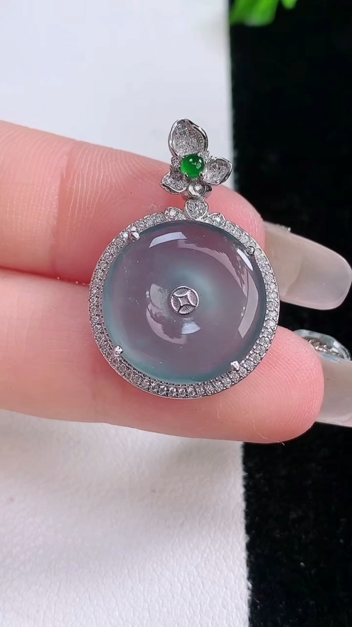 天然A货翡翠18K金蓝水平安扣吊坠，尺寸28-19.3-6，裸石15.8重量:3.48g
3月7日