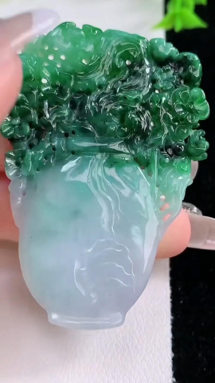 天然A货翡翠花瓶吊坠，尺寸62-43.8-7.7，重量:34.12g
3月7日