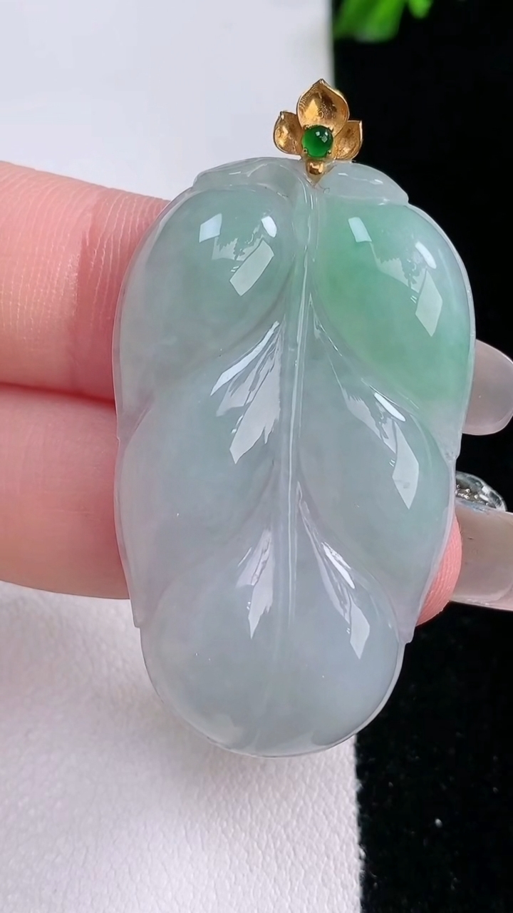 天然A货翡翠金枝玉叶 叶子吊坠，尺寸41.5-25.2-4.7，重量:11.23g
3月7日