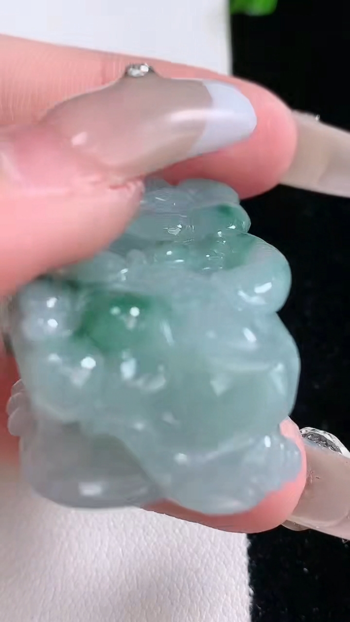 天然A货翡翠飘花霸王貔貅吊坠，尺寸44-26.8-15.5，重量:43.80g
3月7日